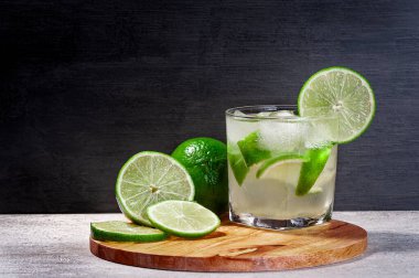 Limonlu bir kesme tahtasındaki Brezilya Caipirinha gradyan arka planı ile, boşluğu kopyala