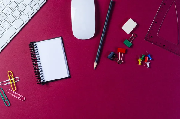 klavye, not defteri, fare, kalem, ataç, kural ve renkli yüzgeçli ofis masası. Boşluğu kopyala.