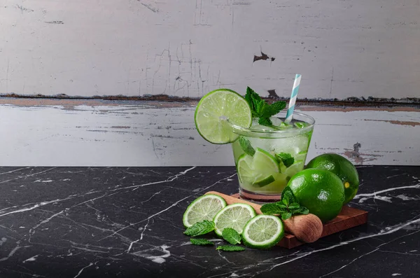 Brezilya Caipirinha 'sı, limon, cachaca ve şekerden yapılmış tipik Brezilya kokteyli. Fotokopi alanı olan geleneksel Brezilya içeceği..