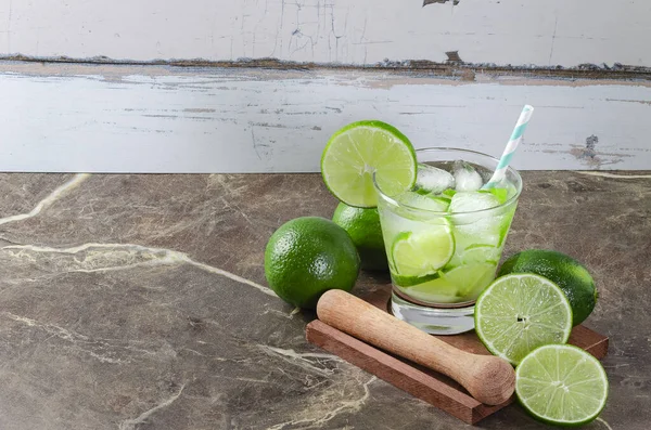 Brezilya Caipirinha 'sı, limon, cachaca ve şekerden yapılmış tipik Brezilya kokteyli. Fotokopi alanı olan geleneksel Brezilya içeceği..