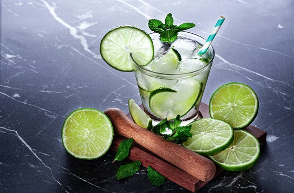 Brezilya Caipirinha 'sı, limon, cachaca ve şekerden yapılmış tipik Brezilya kokteyli. Kopya alanı ile izole edilmiş geleneksel Brezilya içeceği..