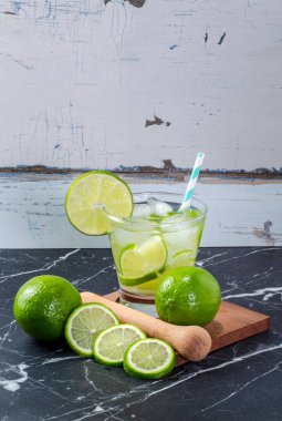 Brezilya geleneksel ferahlatıcı caipirinha, kopyalama alanı.