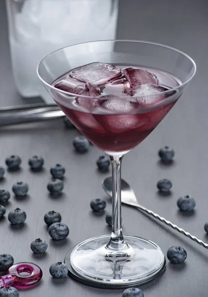 Kokteyl bardağında yabanmersini suyu, ön manzara. Seçici odak.