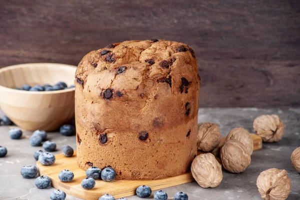 Panettone tipik Noel yemeği manzarası.