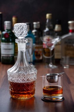 Arka planda bulanık bir şişe ve bir bardak viski..