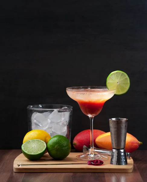 Mango, votka, limon ve buz kokteyli. Bir buz kovası eşliğinde ahşap bir tahtanın üzerinde. Boşluğu kopyala