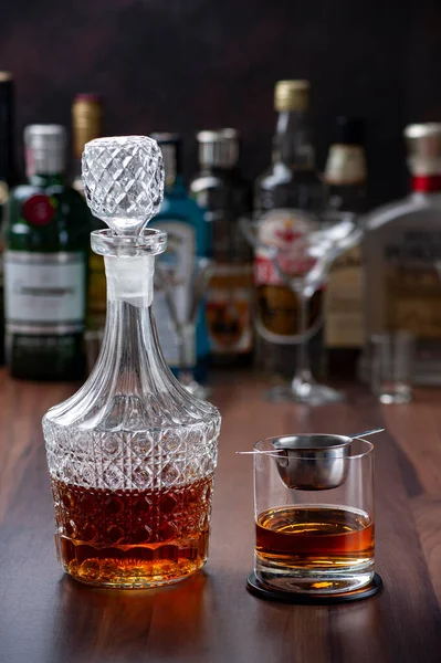 Arka planda bulanık bir şişe ve bir bardak viski..