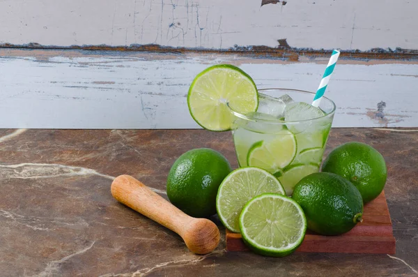 Brasilianischer Caipirinha Ein Typisch Brasilianischer Cocktail Aus Zitrone Cachaca Und — Stockfoto