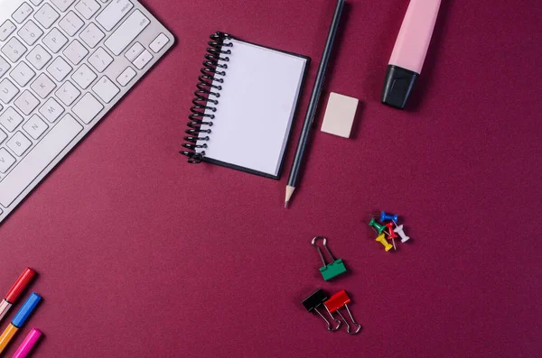 İş yeri arka plan kavramı. Not defteri, klavye, kalem, kauçuk, kalem, iğne ve ataç. Boşluğu kopyala.