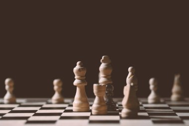 Irksal baskı kavramı. Siyah piyon bir grup beyazla çevrili ve diğerleri kayıtsız..