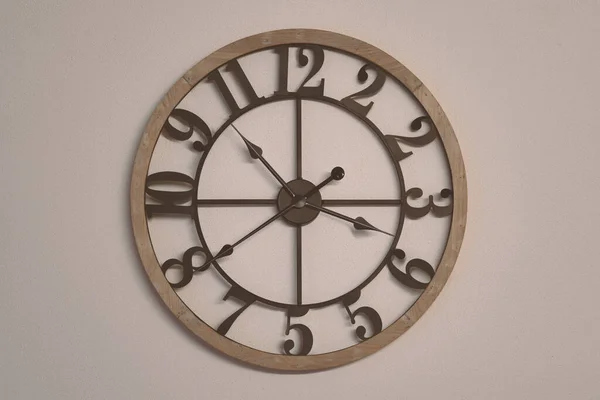Reloj Surrealista Con Números Equivocados Concepto Tiempos Confusos Inciertos — Foto de Stock