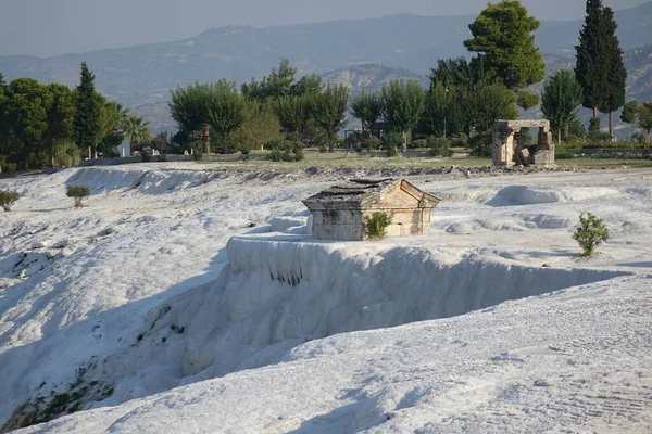 Turchia Pamukkale Scarico Bianco Con Tomba Romana — Foto Stock