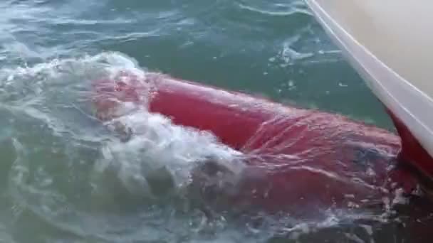 Tirage Bateau Rostrum Bulbous Navire Agiter Onduler Dans Rivière — Video