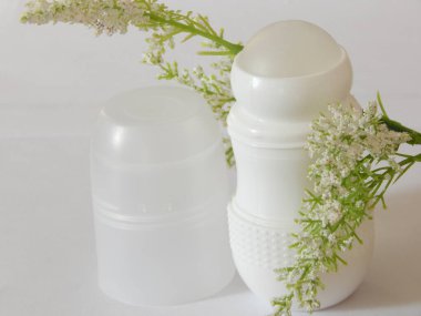 Kadınlar ve erkekler için terleme önleyici deodorant. Beyaz arka plan. Seçici odak.