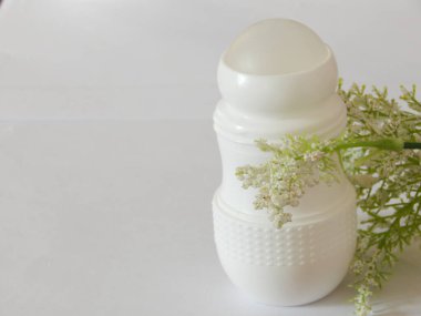 Kadınlar ve erkekler için terleme önleyici deodorant. Beyaz arka plan. Seçici odak.