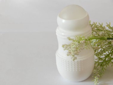 Kadınlar ve erkekler için terleme önleyici deodorant. Beyaz arka plan. Seçici odak.