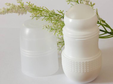 Kadınlar ve erkekler için terleme önleyici deodorant. Beyaz arka plan. Seçici odak.