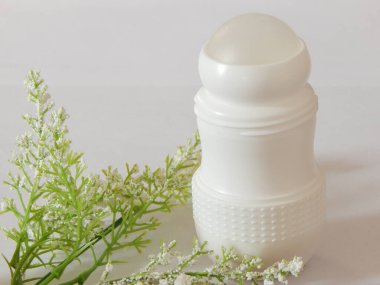 Kadınlar ve erkekler için terleme önleyici deodorant. Beyaz arka plan. Seçici odak.