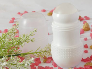 Kadınlar ve erkekler için terleme önleyici deodorant. Beyaz arka plan. Seçici odak.