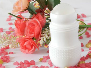 Kadınlar ve erkekler için terleme önleyici deodorant. Beyaz arka plan. Seçici odak.