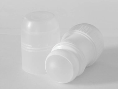 Kadınlar ve erkekler için terleme önleyici deodorant. Beyaz arka plan. Seçici odak.