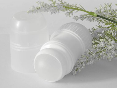 Kadınlar ve erkekler için terleme önleyici deodorant. Beyaz arka plan. Seçici odak.