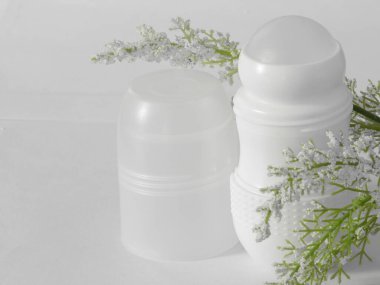 Kadınlar ve erkekler için terleme önleyici deodorant. Beyaz arka plan. Seçici odak.