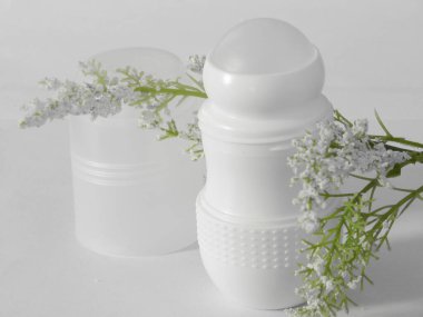 Kadınlar ve erkekler için terleme önleyici deodorant. Beyaz arka plan. Seçici odak.