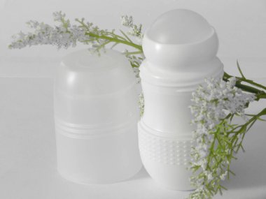 Kadınlar ve erkekler için terleme önleyici deodorant. Beyaz arka plan. Seçici odak.