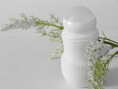 Kadınlar ve erkekler için terleme önleyici deodorant. Beyaz arka plan. Seçici odak.