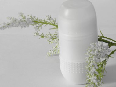 Kadınlar ve erkekler için terleme önleyici deodorant. Beyaz arka plan. Seçici odak.