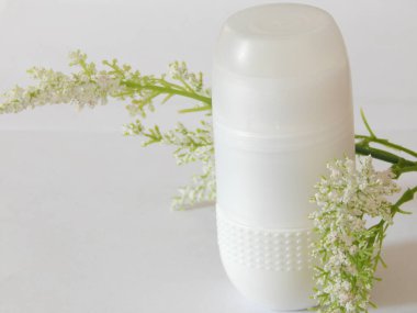 Kadınlar ve erkekler için terleme önleyici deodorant. Beyaz arka plan. Seçici odak.