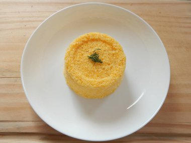 Geleneksel Brezilya kuskusu (cuscus / cuskuzen). Tropik yiyecekler. Kuzeydoğu bölgesinden 