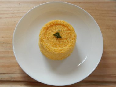 Geleneksel Brezilya kuskusu (cuscus / cuskuzen). Tropik yiyecekler. Kuzeydoğu bölgesinden 