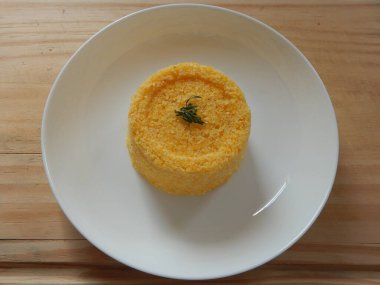 Geleneksel Brezilya kuskusu (cuscus / cuskuzen). Tropik yiyecekler. Kuzeydoğu bölgesinden 