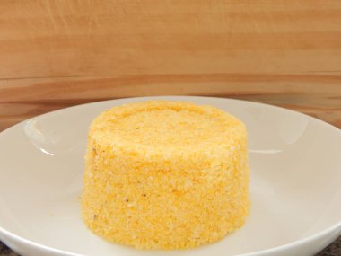 Geleneksel Brezilya kuskusu (cuscus / cuskuzen). Tropik yiyecekler. Kuzeydoğu bölgesinden 