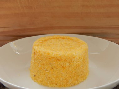 Geleneksel Brezilya kuskusu (cuscus / cuskuzen). Tropik yiyecekler. Kuzeydoğu bölgesinden 