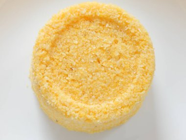 Geleneksel Brezilya kuskusu (cuscus / cuskuzen). Tropik yiyecekler. Kuzeydoğu bölgesinden 