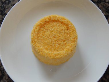 Geleneksel Brezilya kuskusu (cuscus / cuskuzen). Tropik yiyecekler. Kuzeydoğu bölgesinden 