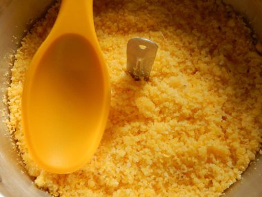 Geleneksel Brezilya kuskusu (cuscus / cuskuzen). Tropik yiyecekler. Kuzeydoğu bölgesinden 