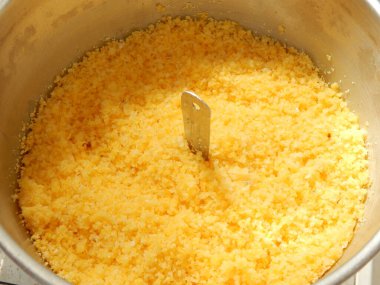 Geleneksel Brezilya kuskusu (cuscus / cuskuzen). Tropik yiyecekler. Kuzeydoğu bölgesinden 