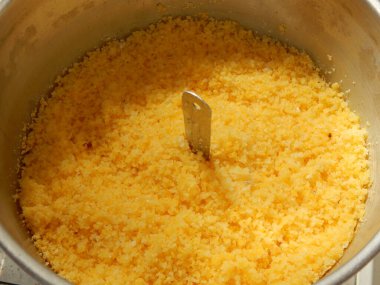 Geleneksel Brezilya kuskusu (cuscus / cuskuzen). Tropik yiyecekler. Kuzeydoğu bölgesinden 