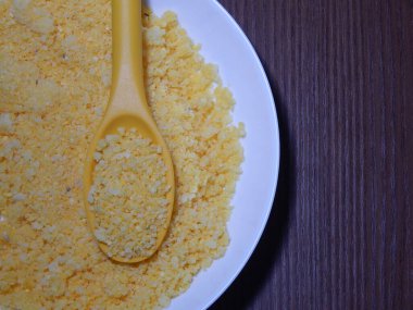 Geleneksel Brezilya kuskusu (cuscus / cuskuzen). Tropik yiyecekler. Kuzeydoğu bölgesinden 