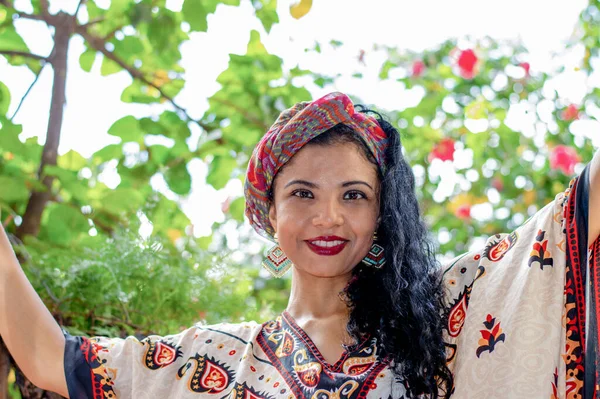 Femme Afro Américaine Heureuse Dans Jardin — Photo