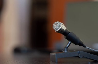 Tahta masadaki mikrofon içeriği paylaşmaya hazır.