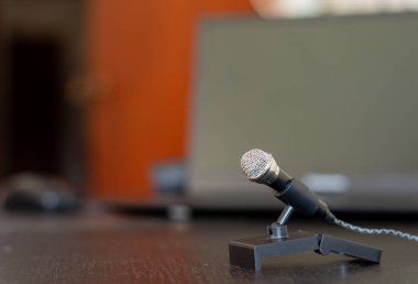 Tahta masadaki mikrofon içeriği paylaşmaya hazır.