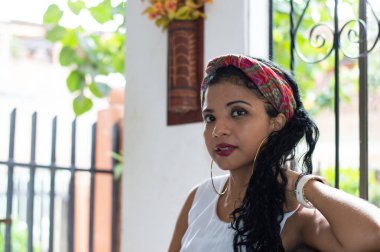 Afro-Amerikan güzel genç bayan evinde dinleniyor.