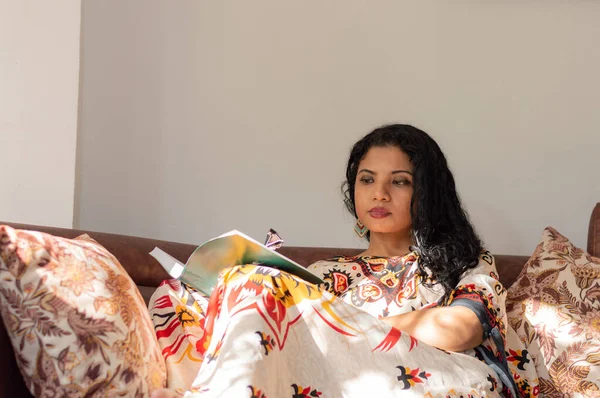 Femme Afro Américaine Robe Traditionnelle Lisant Livre Sur Canapé — Photo