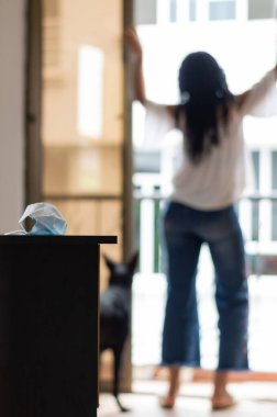 Özgürce yürüyen bir Afrikalı Amerikalı kadın tarafından bırakılan maske.