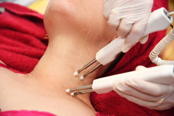 Microcurrent terapisi. Donanım kozmetik. Yüz gençleştirme. Salon yordamı.